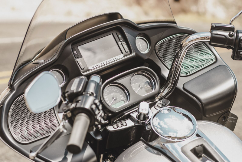 Illustration for article titled The Harley-Davidson Road Glide Ultra Is A Nickelback Album In Bike FormÂ